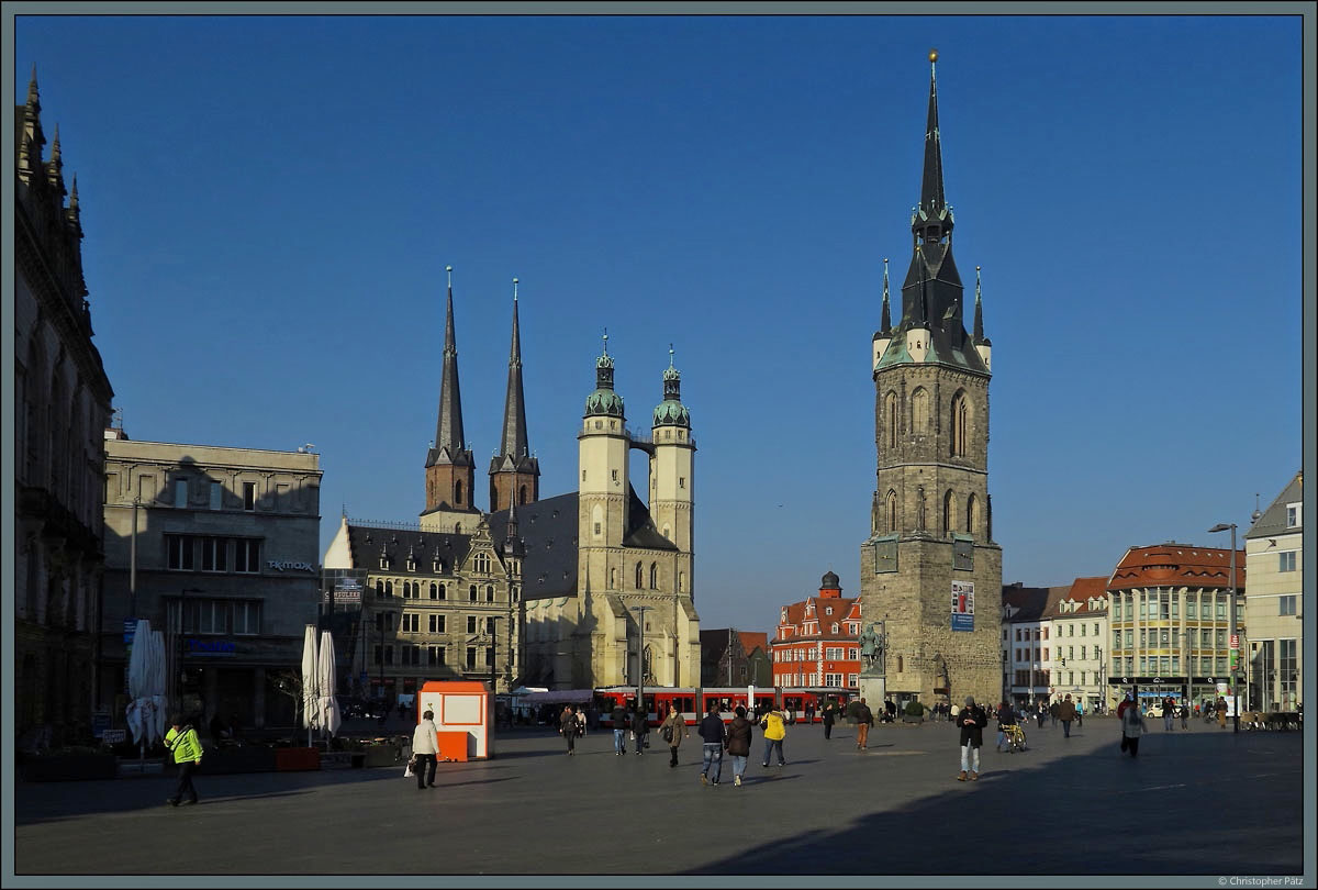 Der Marktplatz von Halle wird durch die Siluette aus Marktkirche und Rotem Turm dominiert, die 5 Trme bilden das Wahrzeichen der Saalestadt. (17.03.2016)