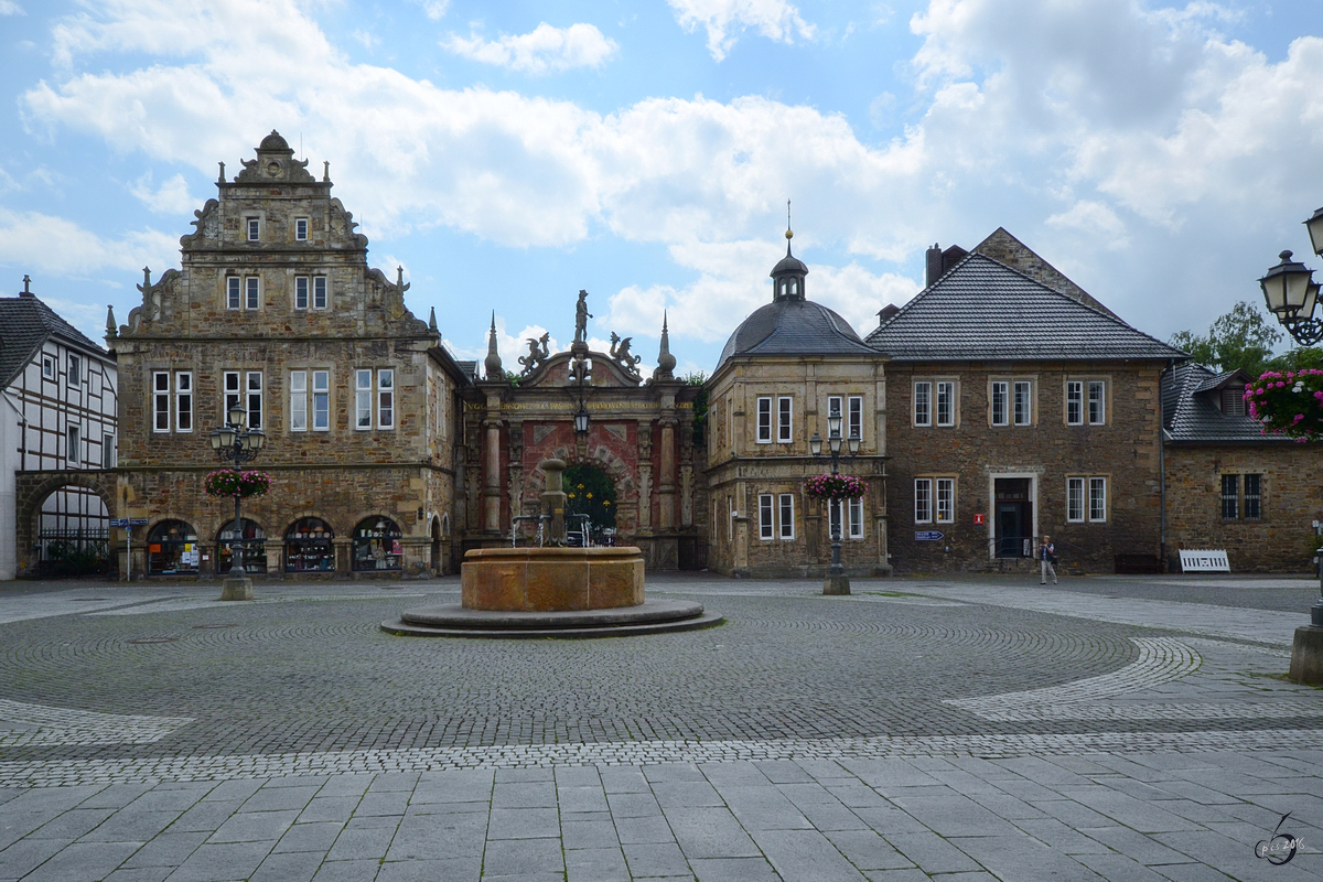 Der Marktplatz mit dem Portal zum Schloss von Bckeburg. (Juni 2011)