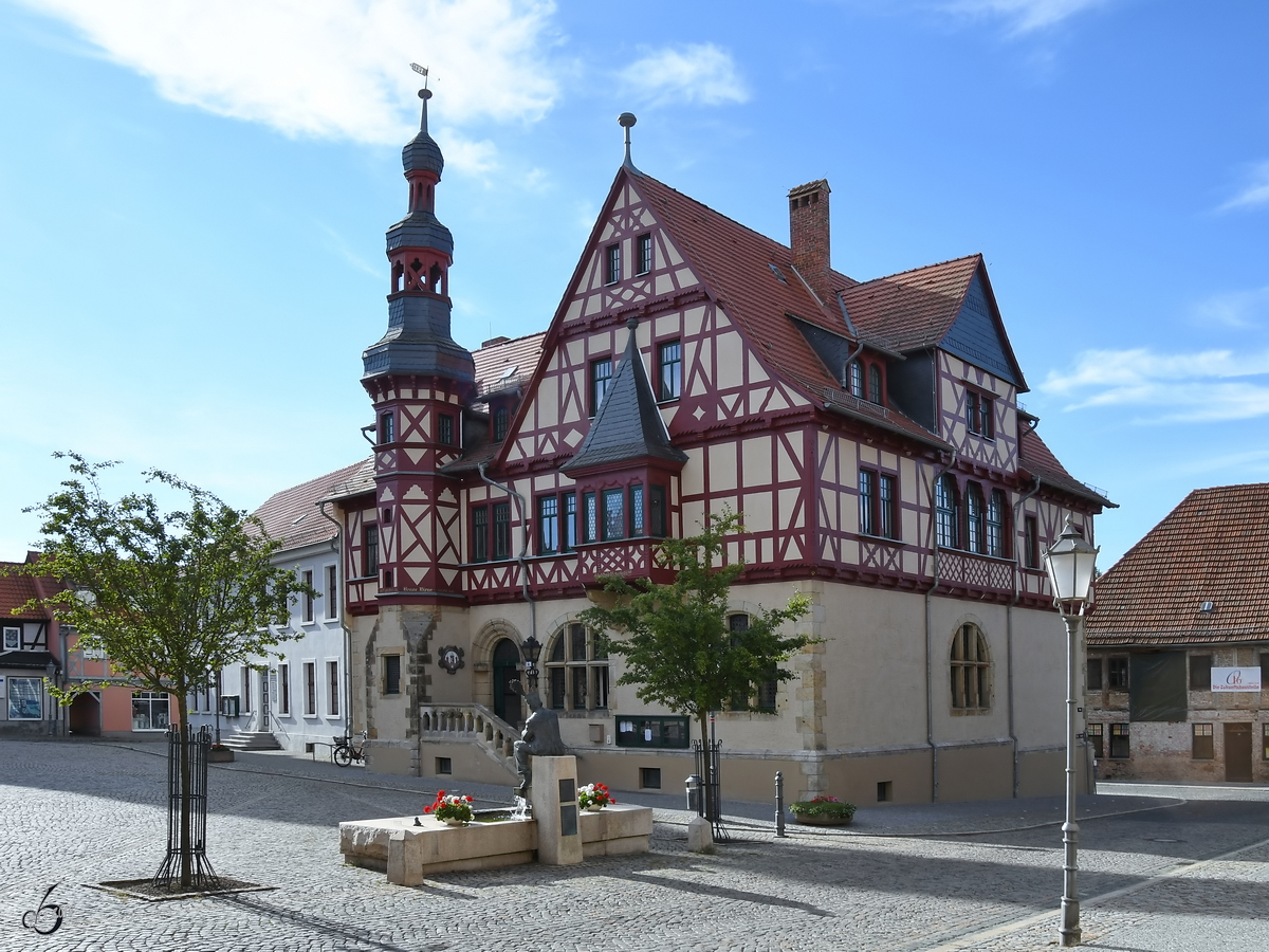 Der Marktplatz mit Rathaus und Bergmannsbrunnen in Harzgerode. (August 2018)