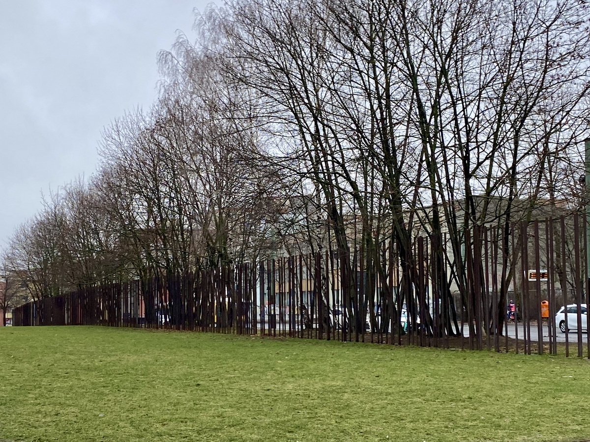 Der Mauerpark in Berlin Gesundbrunnen mit Verlauf der Mauer  am 13. Januar 2024.
