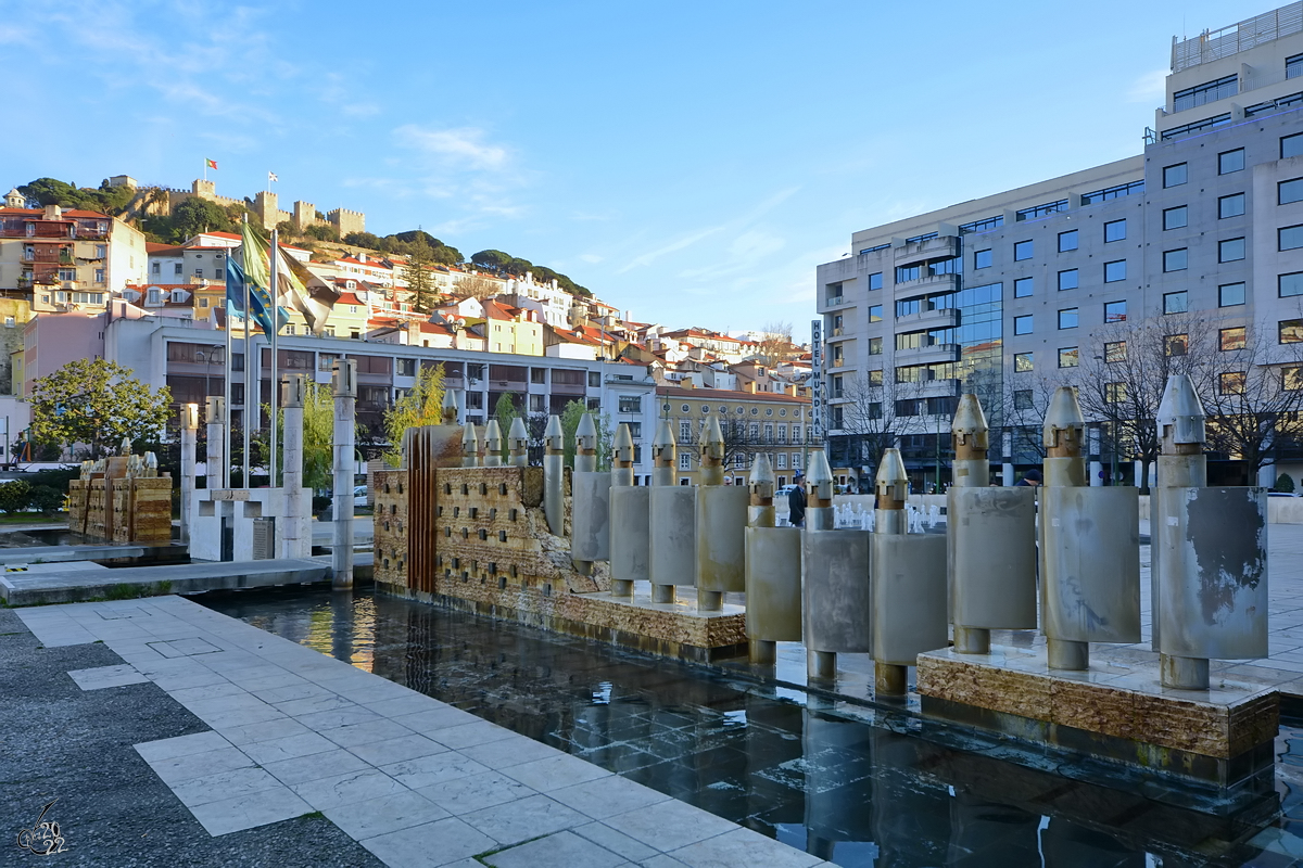 Der moderne Brunnen auf dem Praa Martim Moniz in Lissabon. (Januar 2017)