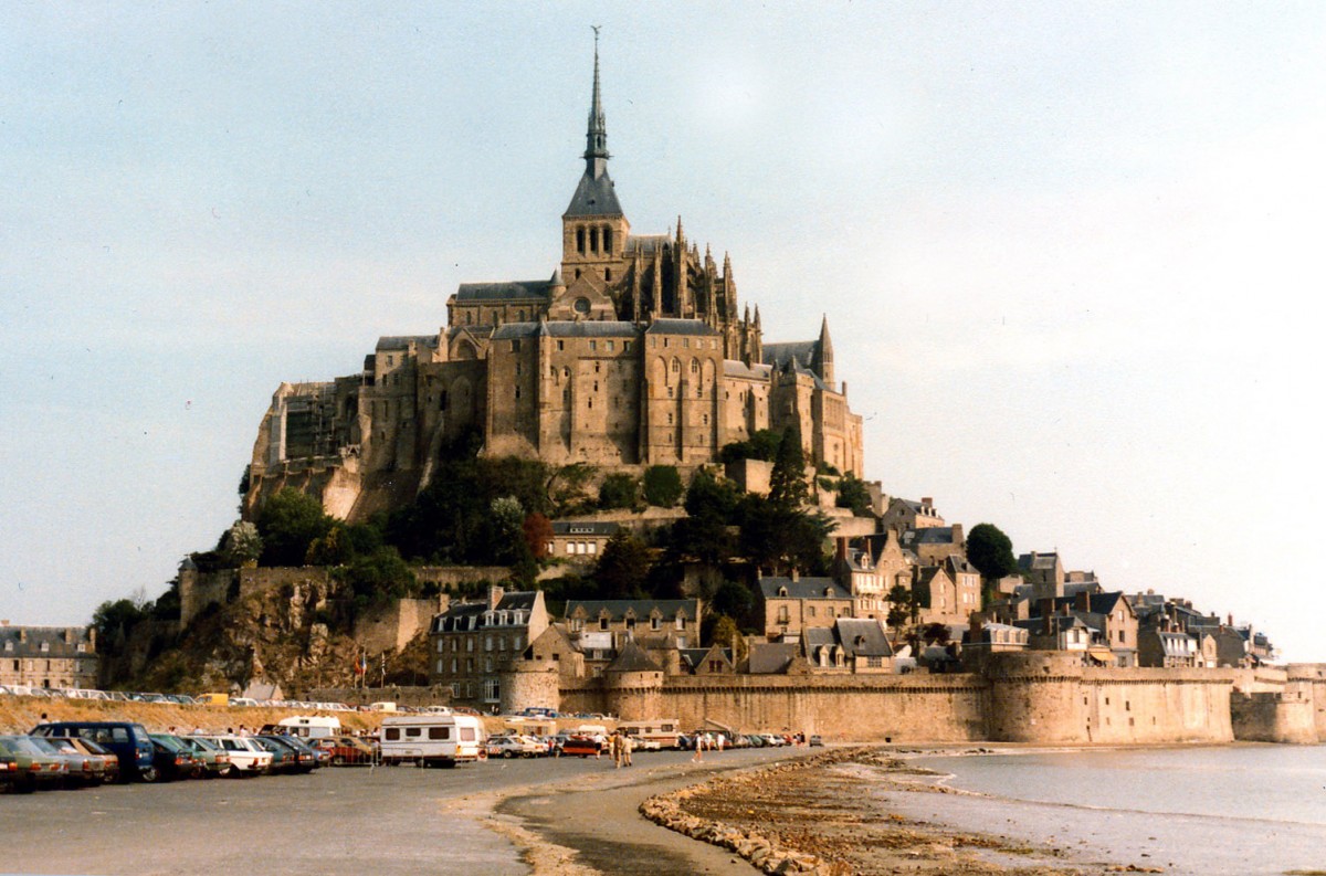 Der Mont Saint-Michel von Sden. Die Gemeinde und ihre Bucht gehren seit 1979 zum Weltkulturerbe der UNESCO. 
Aufnahme: Juni 1985 (Bild vom Negativ).