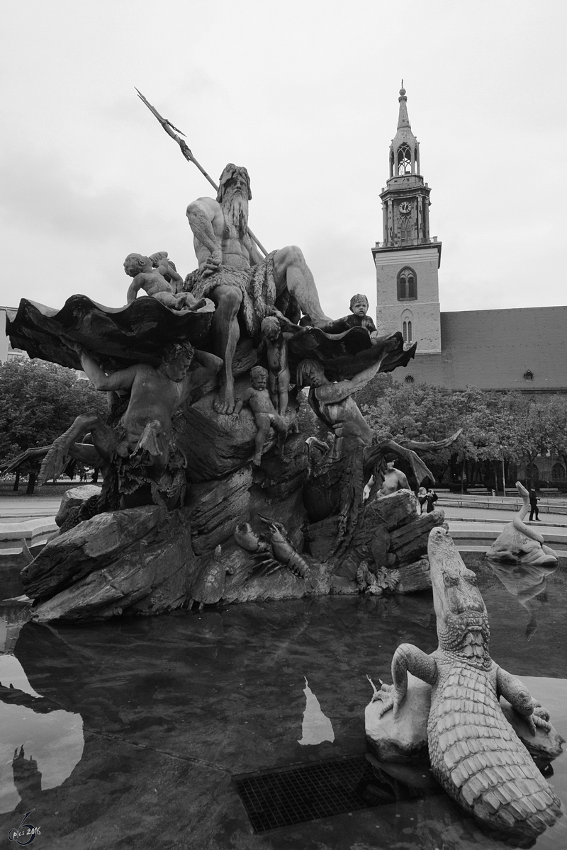 Der Neptunbrunnen entstand Ende des 19. Jahrhunderts. (Berlin-Mitte, Oktober 2013)