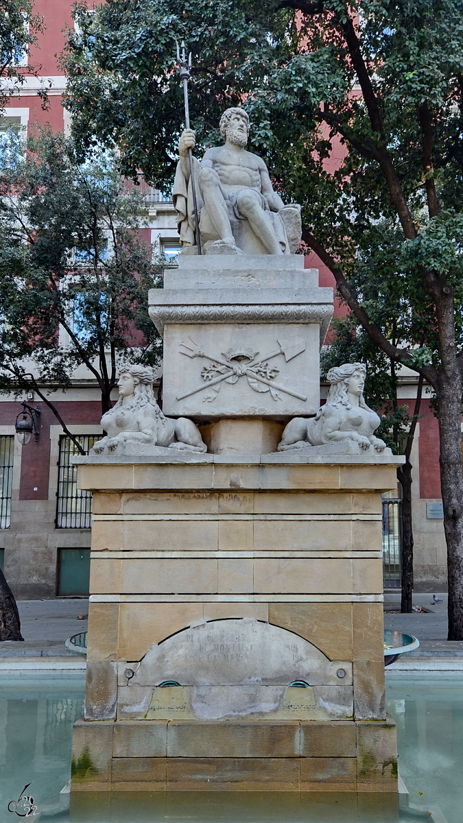 Der Neptunbrunnen (Font de Nept) wurde 1826 im Stil des Neoklassizismus erbaut. (Barcelona, Februar 2012)