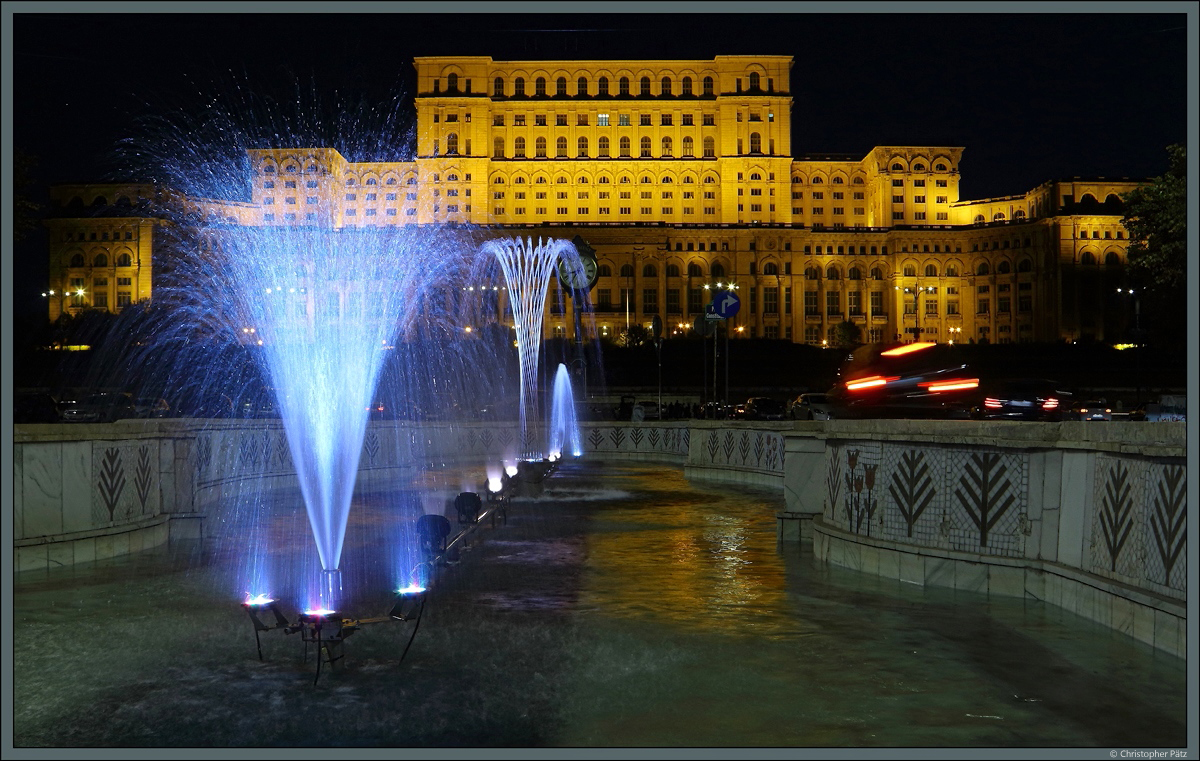 Der Parlamentspalast von Bukarest bei Nacht. Der pompse Regierungssitz (1984 - 1989 unter Diktator Ceaușescu errichtet) ist nach dem Pentagon das zweitgrte Gebude der Welt. Um Platz fr seinen Bau zu schaffen, wurden groe Teile der historischen Altstadt abgerissen. (03.09.2019)