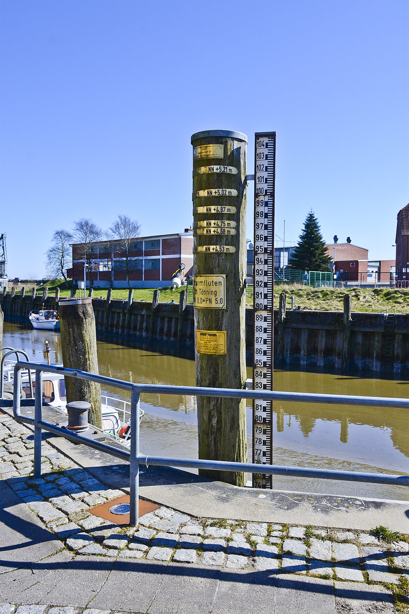 Der Pegel am Alten Hafen von Tnning zeigt den Wasserstand diverser Sturmfluten. Aufnahme: 31. Mrz 2020.