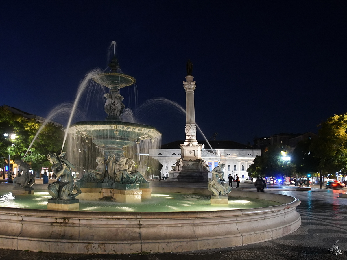 Der Rossio, offiziell Praa de D. Pedro IV, ist mit seinen beiden franzsischen Bronzebrunnen und der Bronzestatue Pedros IV. einer der drei wichtigsten innerstdtischen Pltze von Lissabon. (Lissabon, Januar 2017)