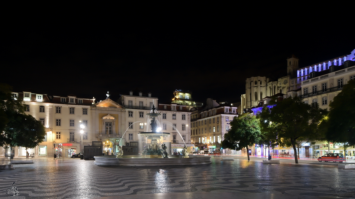 Der Rossio-Platz mit einem der beiden im 19. Jahrhundert errichteten franzsische Bronzebrunnen. (Lissabon, Januar 2017)
