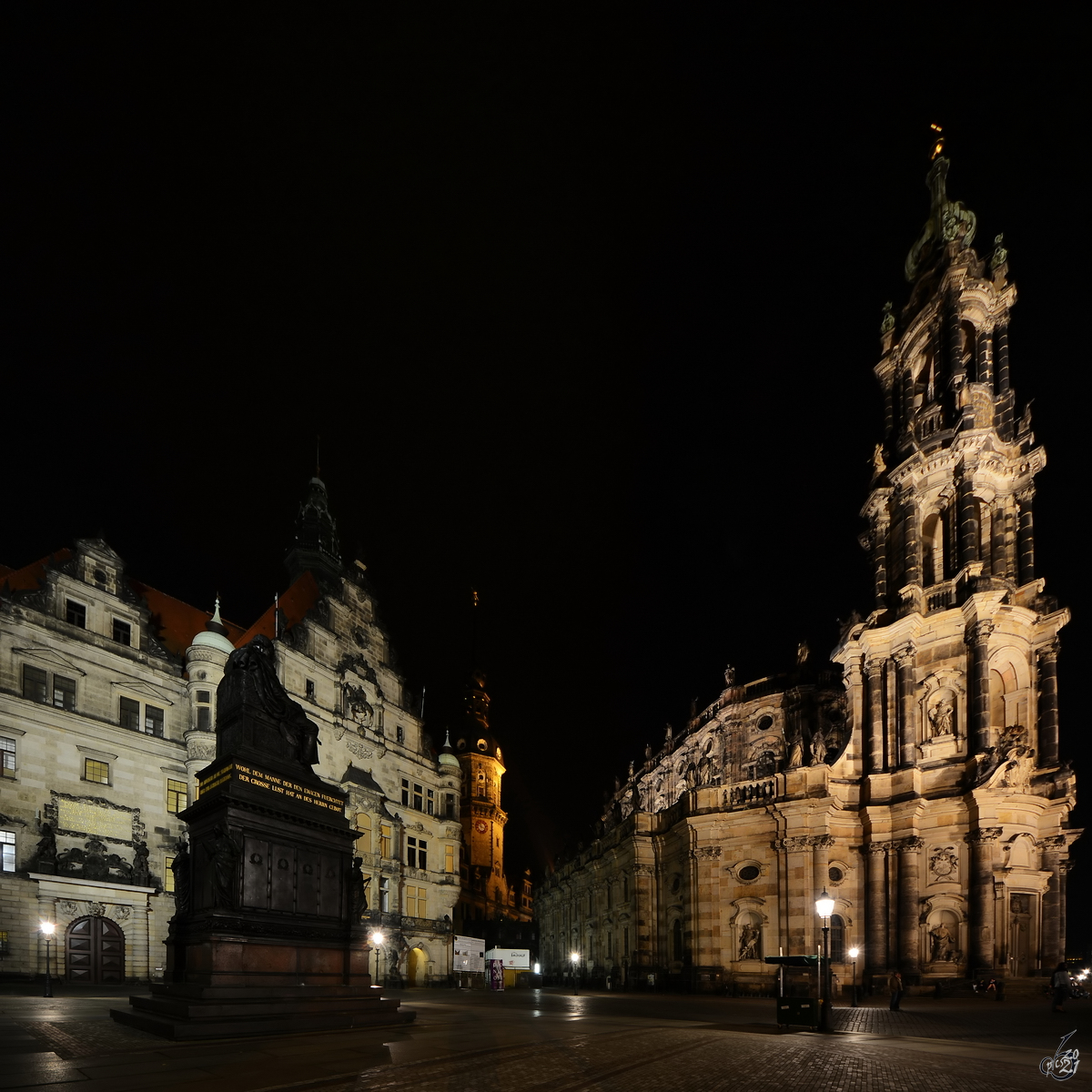 Der Schlossplatz in Dresden mit dem Denkmal  Friedrich August dem Gerechten  vor dem Mnzkabinett, rechts zu sehen die von 1739 bis 1755 erbaute barocke Dresdner Hofkirche. (April 2014)