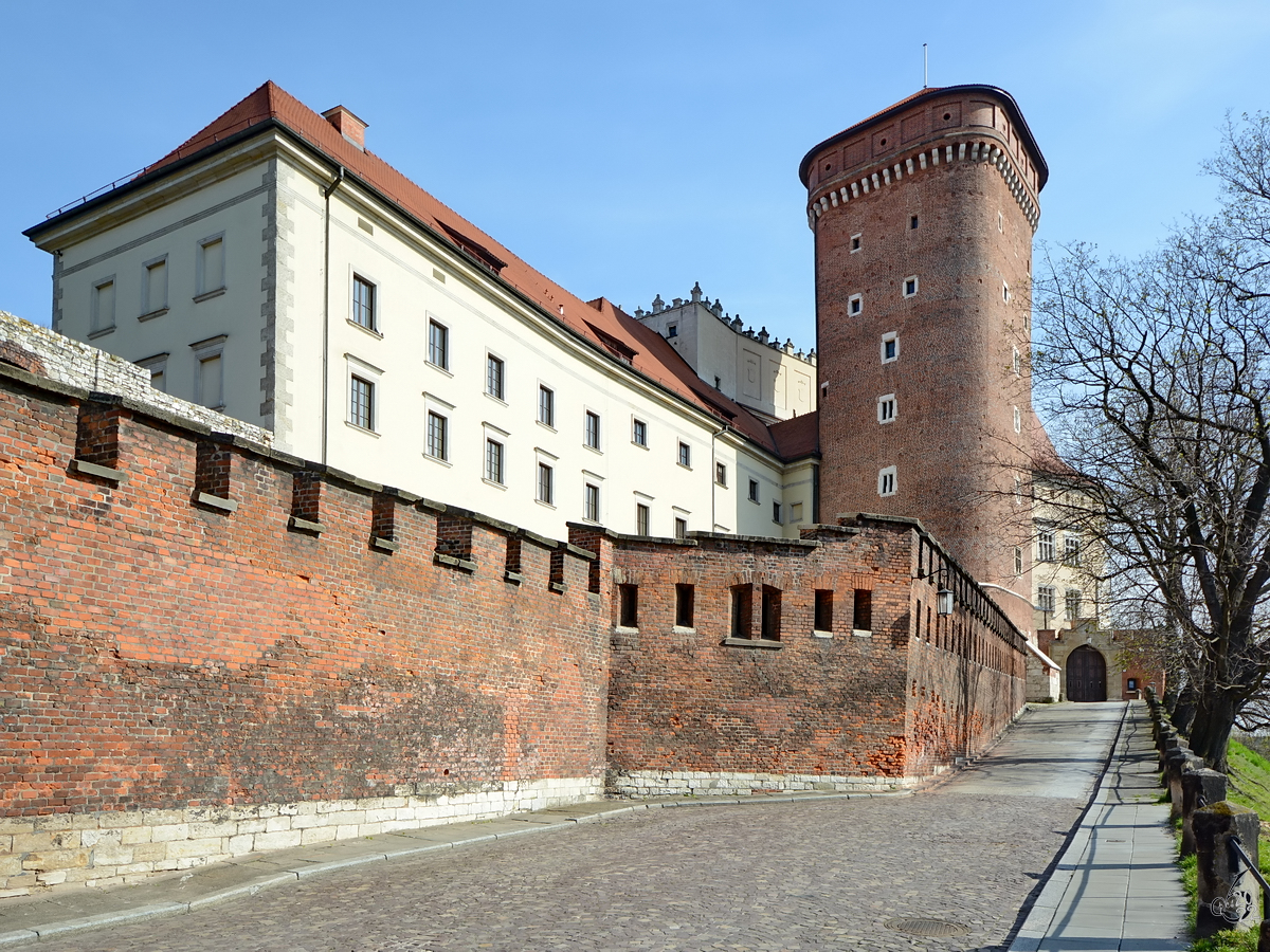 Der Senatorenturm ist der grte der drei erhaltenen Trme der Burg Wawel. (Krakau, April 2014)
