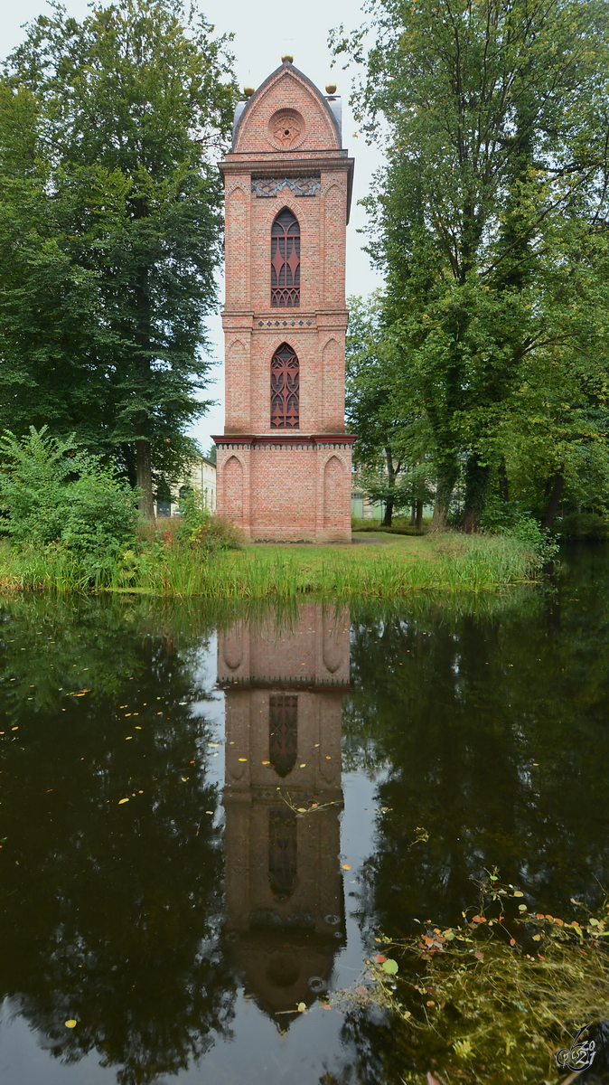 Der separate Glockenturm der rmisch-katholischen Kirche St. Helena und Andreas in Ludwigslust. (August 2014)