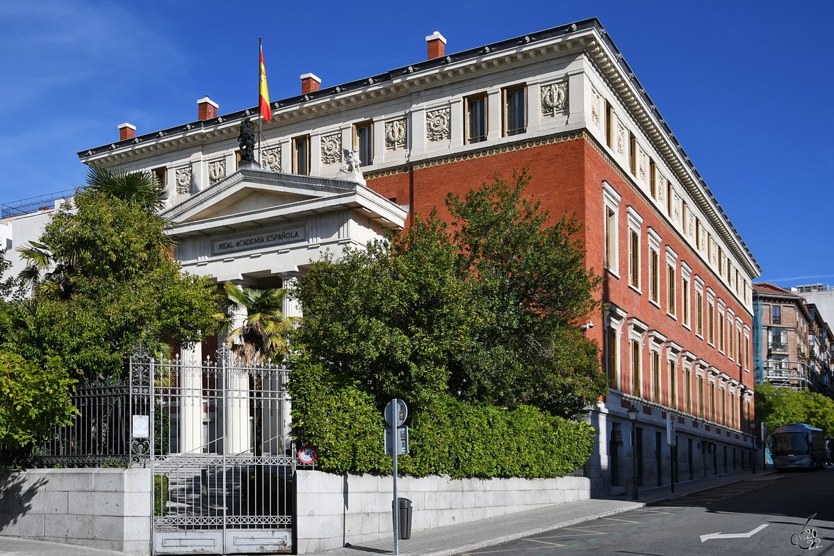 Der Sitz der 1713 gegrndeten Kniglich Spanische Akademie befindet sich in diesem  zwischen 1891 und 1894 im klassizistischen Stil erbauten Gebude. (Madrid, November 2022