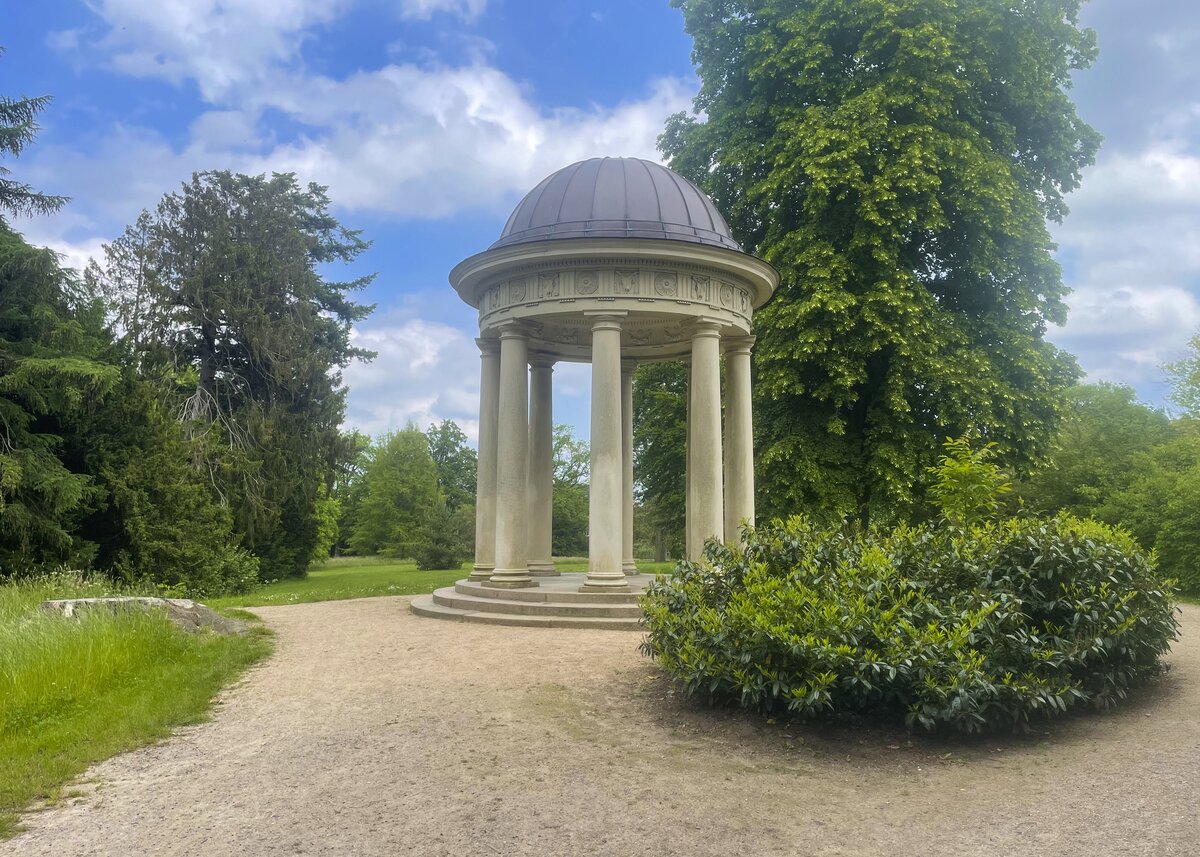Der Sonnentempel im Eutiner Schlosspark wurde nach der Zeichnung des dnischen Architekten Christian Frederik Hansen (1756-1845) errichtet. Aufnahme: 8. Juni 2022.