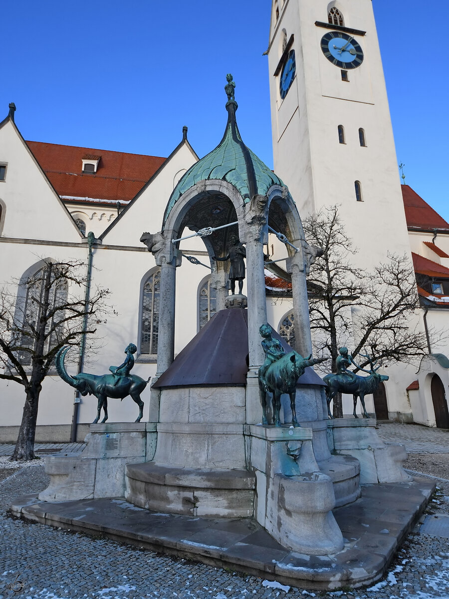 Der St.-Mang-Brunnen in Kempten hat an den vier Ecken die Skulpturen einer von einem Knaben gerittenen Hirschkuh, einem Hirsch, einem Steinbock und einem Einhorn. Im Zentrum befindet sich eine Heiligenfigur. (November 2023)