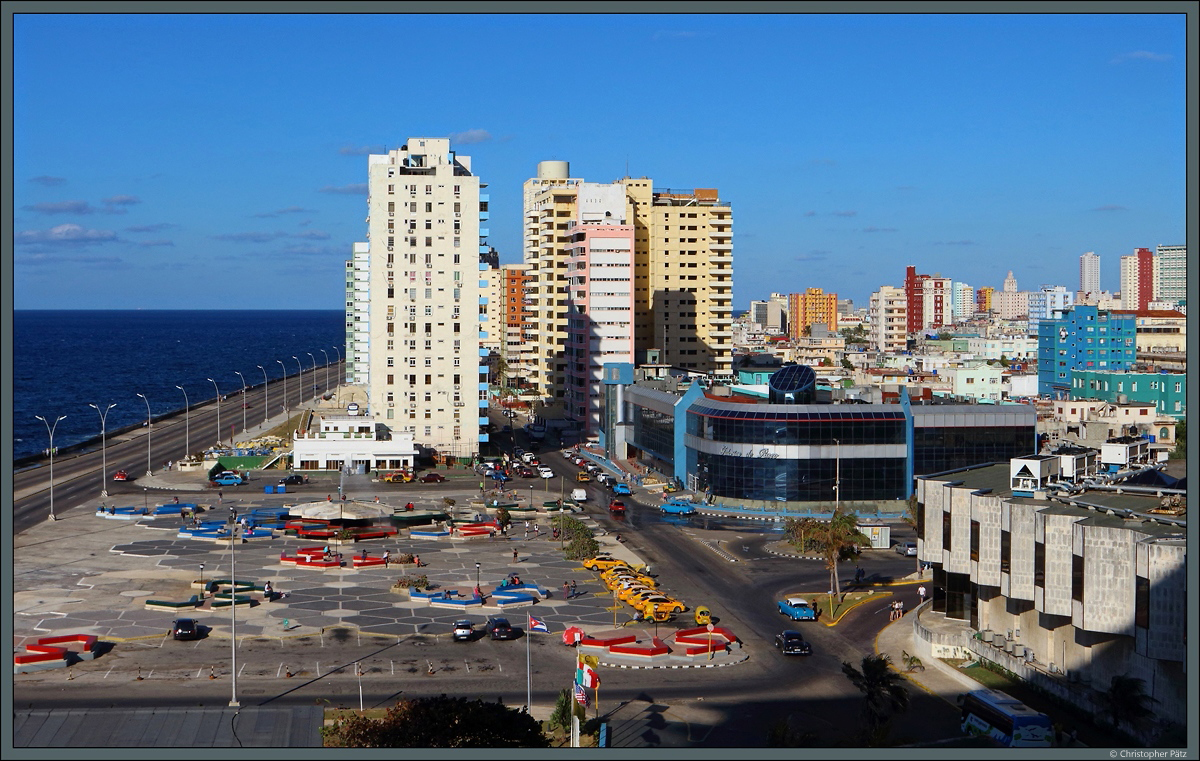 Der Stadtteil Vedado in Havanna wird von moderneren Gebuden geprgt. Im Vordergrund zu sehen ist der Plaza de la juventud, links davon die Uferpromenade Malecn. (19.03.2017)