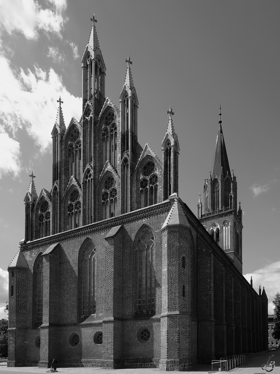 Der im Stil der norddeutschen Backsteingotik gehaltene Ostgiebel der Konzertkirche in Neubrandenburg. (August 2013)