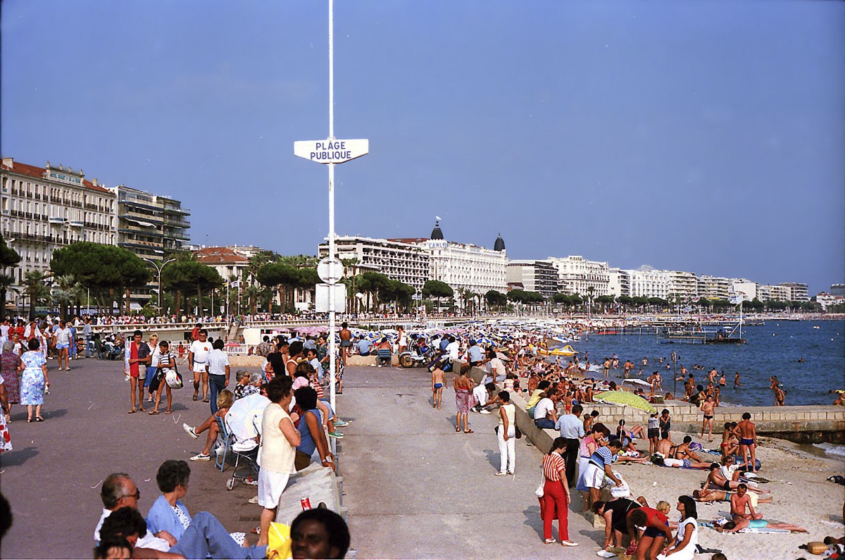 Der Strand und Boulevard de la Croisette in Cannes. Aufnahme: Juli 1986 (digitalisiertes Negativfoto).