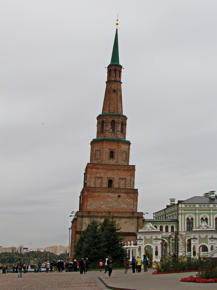 Der Sujumbike-Turm ist ein Turm im Kasaner Kreml und ein  Wahrzeichen der Stadt. Markant ist die Schiffstellung, gesehen am 11. September 2017.