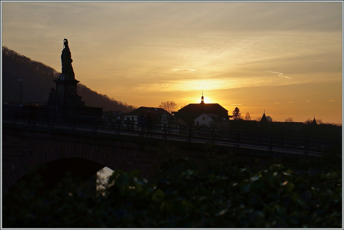 Der Tag neigt sich seinem Ende entgegen - Alte Brcke in Heidelberg. 
3. Dez. 2015