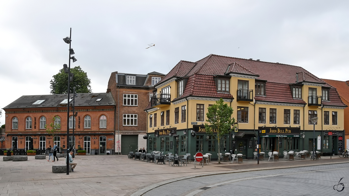 Der  Toldbod Plads  in Aalborg ldt zum Verweilen ein. (Juni 2018)