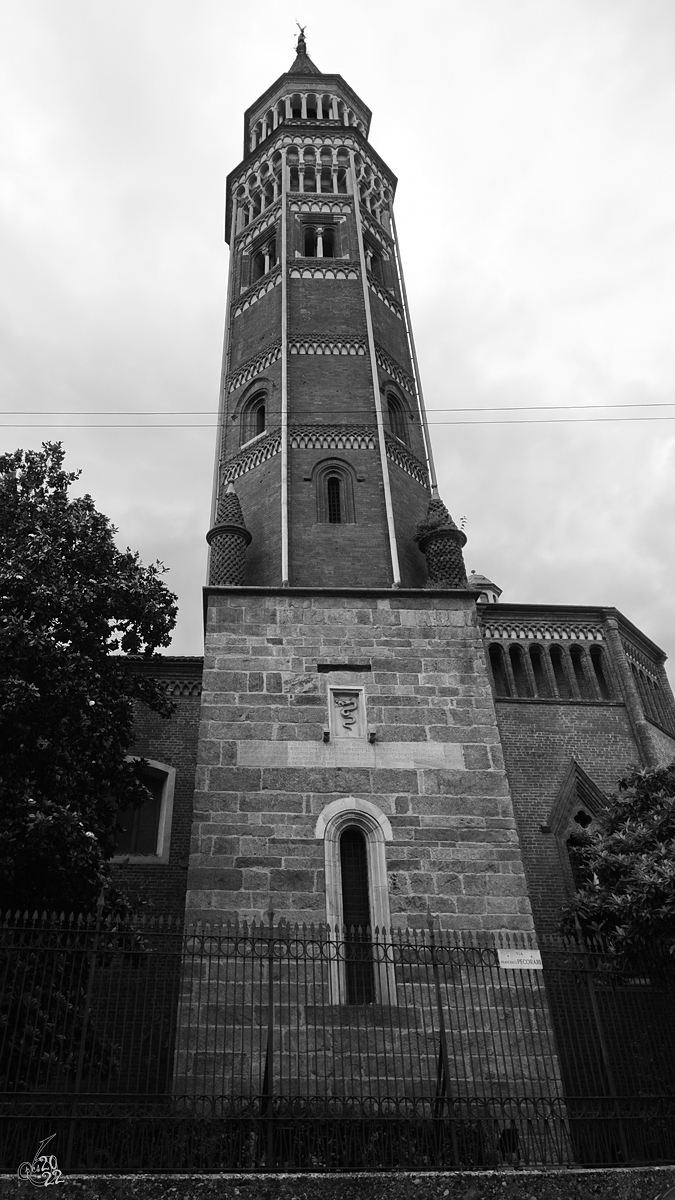 Der Turm der 1336 erbauten Hofkirche des heiligen Gotthard (Chiesa di San Gottardo in Corte), welche sich in der Altstadt von Mailand befindet. (Juni 2014)