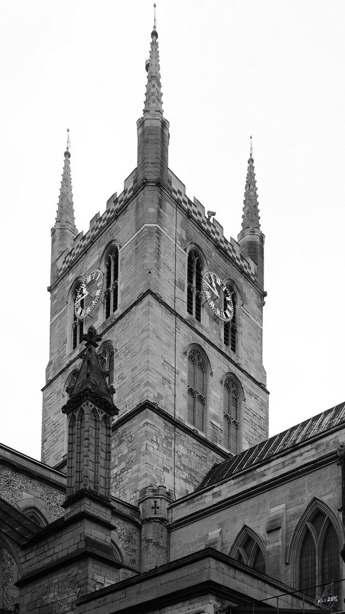 Der Turm der anglikanische Kathedrale Southwark im gleichnamigen Stadtteil von London. (Mrz 2013)