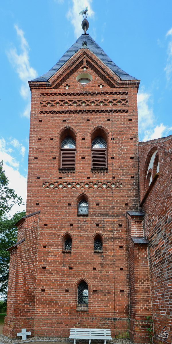 Der Turm der Kirche in Linstow. (August 2013)