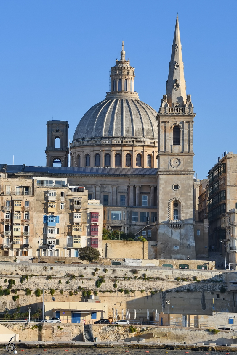 Der Turm der Prokathedrale St. Paul, dahinter die Kuppel der Karmelitenkirche in Valletta. (Oktober 2017)