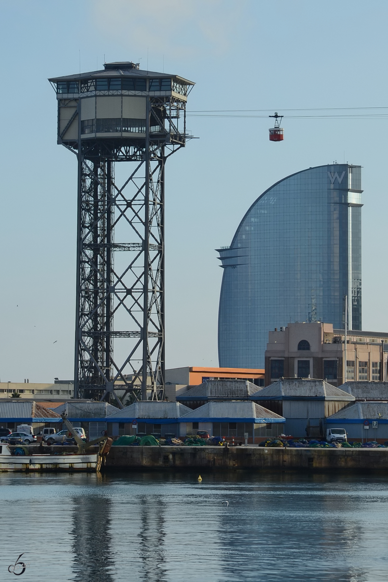 Der Turm San Sebasti der Seilbahn im Hafen von Barcelona, dahinter das Hotel Vela. (Dezember 2011)
