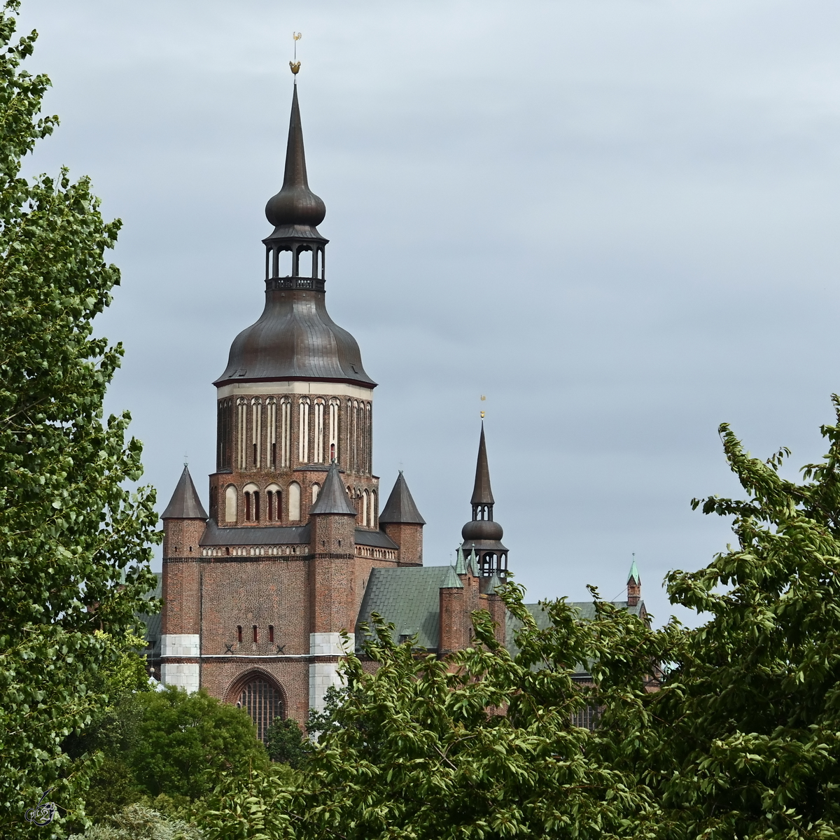 Der Turm der St.-Marien-Kirche in der Hansestadt Stralsund. (August 2021)