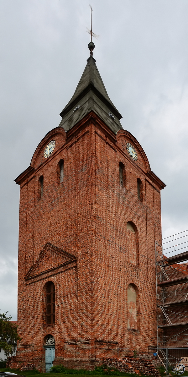 Der Turm der Stadtkirche von Stavenhagen, welche 1782 erbaut wurde. (August 2014)