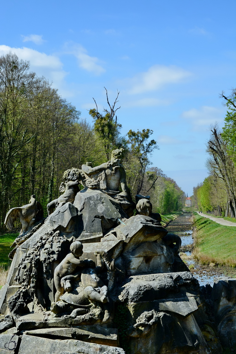 Der Venusbrunnen im Schlosspark von Moritzburg mit Sichtachse zum barocken Jagd- und Lustschloss. (April 2014)