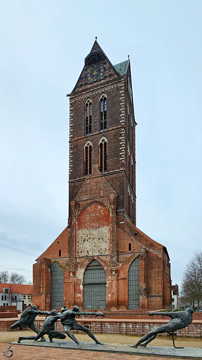 Der verbliebenen Turm der im 2. Weltkrieg zerstrten Marienkirche, so gesehen Anfang April 2024 in Wismar.