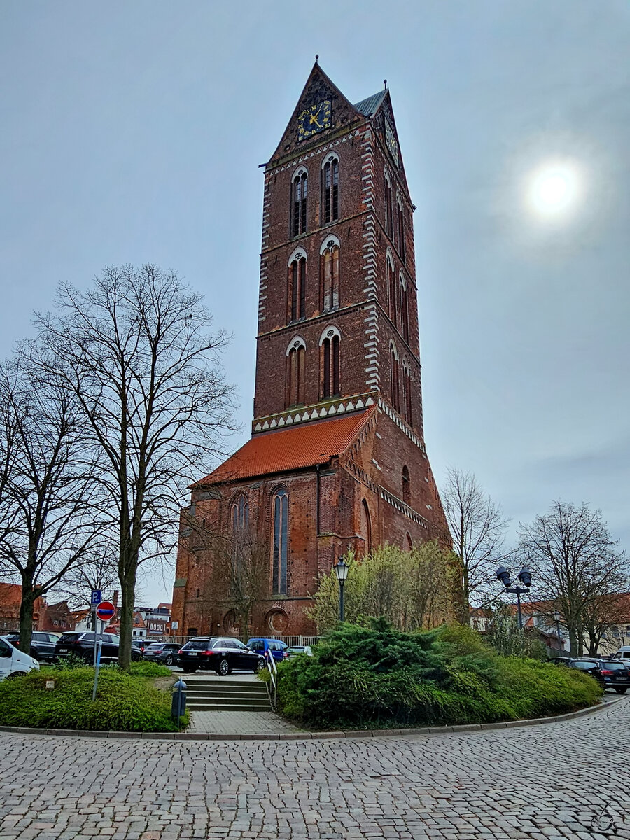 Der verbliebenen Turm der im 2. Weltkrieg zerstrten Marienkirche, so gesehen Anfang April 2024 in Wismar.
