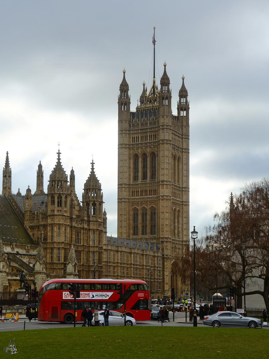 Der Victoria Tower ist ein 98,45 Meter hoher Turm des Westminster-Palastes, in dem sich das Archiv des House of Lords befindet. (London, Februar 2015)