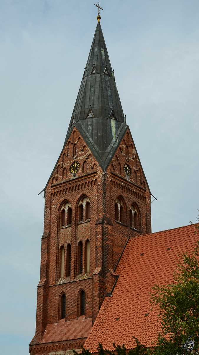 Der Westturm der Nikolaikirche in Gtzkow stammt aus dem 14. oder 15. Jahrhundert. (August 2013)