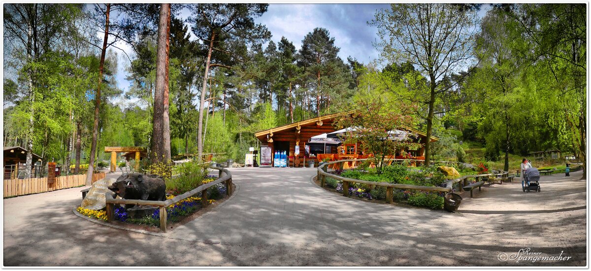 Der Wildpark Nindorf - Hanstedt in der Lneburger Heide, Harburger Berge. Das Cafe im Zentrum des Parks. Hier befindet sich auch ber Teilen der Anlage, der  Heidehimmel , ein Baumwipfel Pfad. Man kann also von oben in den Tierpark schauen. Mai 2022