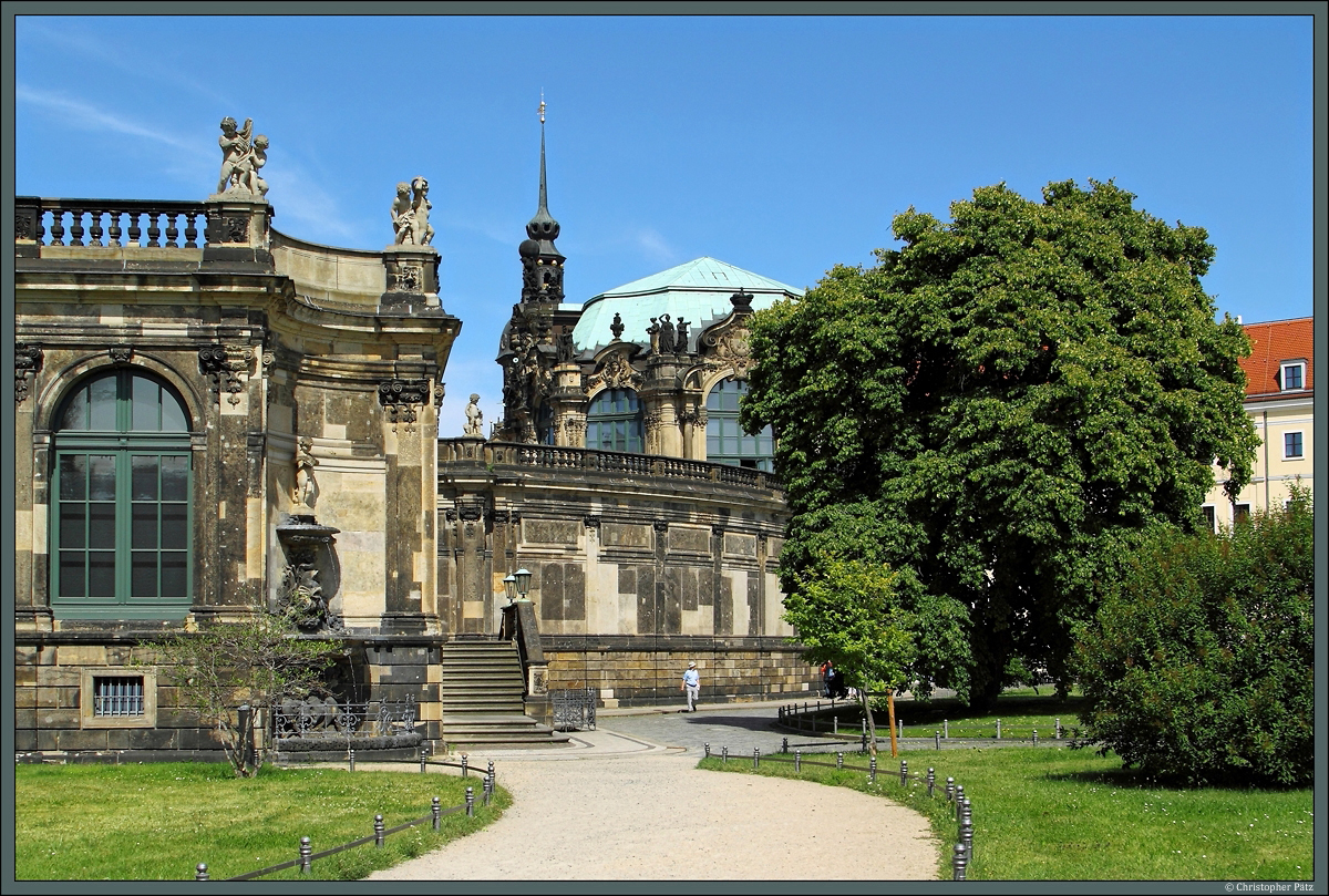 Der Zwinger ist eine der bekanntesten Sehenswrdigkeiten Dresdens. Hier befinden sich u.a. die Gemldegalerie und die Porzellansammlung. Zu sehen ist die Sdecke des Zwingers mit Porzellan- und Glockenspielpavillion und der Bogengalerie. (Dresden, 04.07.2014)