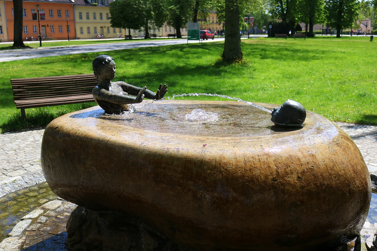 Detailfoto eines Springbrunnens in Rheinsberg, der bei diesem warmen Maiwetter zum Erfrischen von Hnde und Gesicht einldt. [11.5.2017 | 13:34 Uhr]