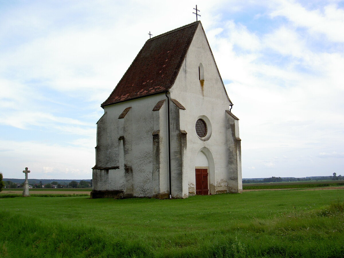 Deutsch-Schtzen, Pfarrkirche St. Martin, erbaut im 14. Jahrhundert, erhalten ist der einjochige gotischer Chor und die Apsis (29.07.2014)