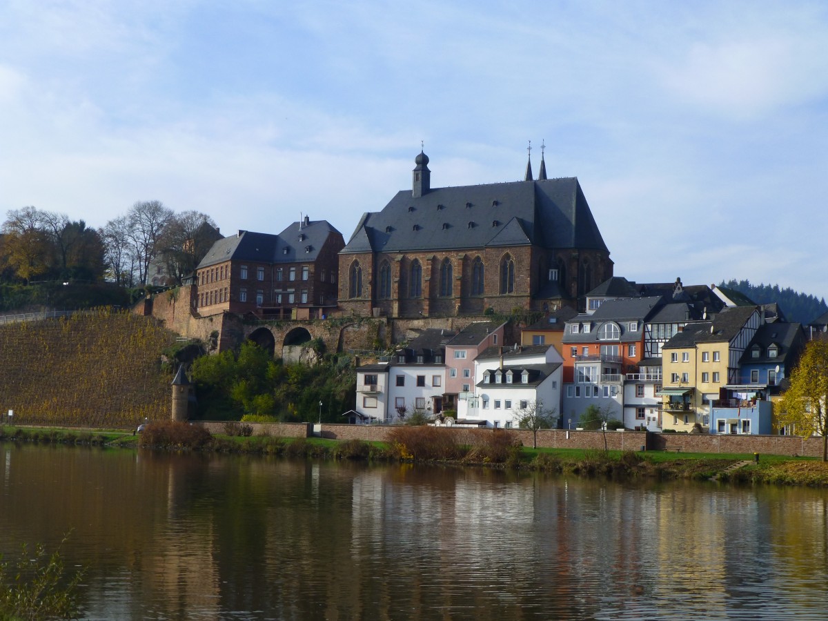 Deutschland, Rheinland-Pfalz, Landkreis Trier-Saarburg, Saarburg, die Saar, die katholische Kirche. 22.11.2014