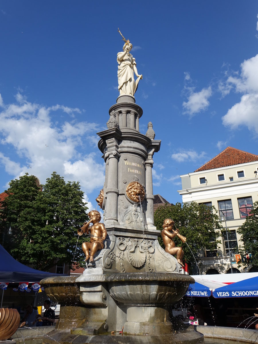Deventer, Wilhelmina Brunnen am Brink Platz (20.08.2016)