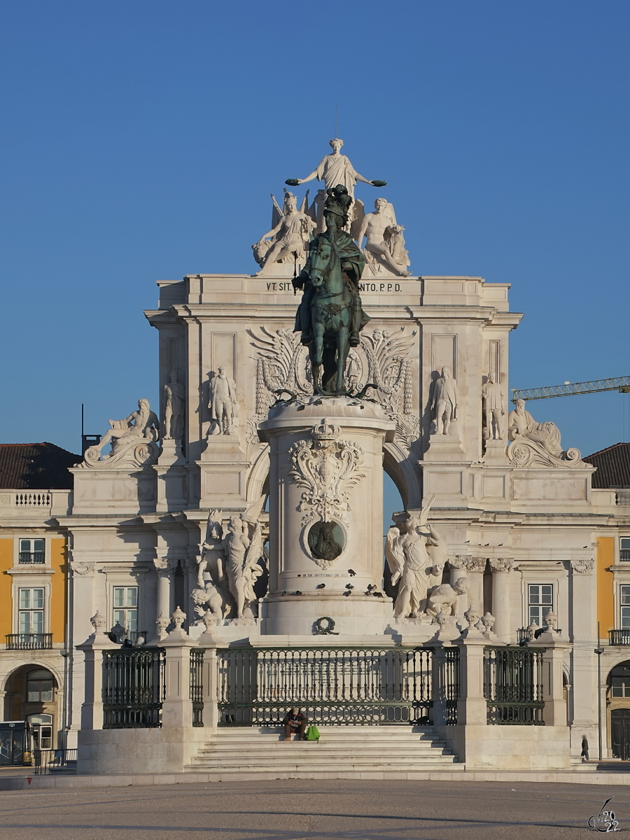 Die 1775 entworfene Reiterstatue des ehemaligen Knig von Portugal Jos I. auf dem Handelsplatz (Praa do Comrcio) in Lissabon. (Januar 2017)