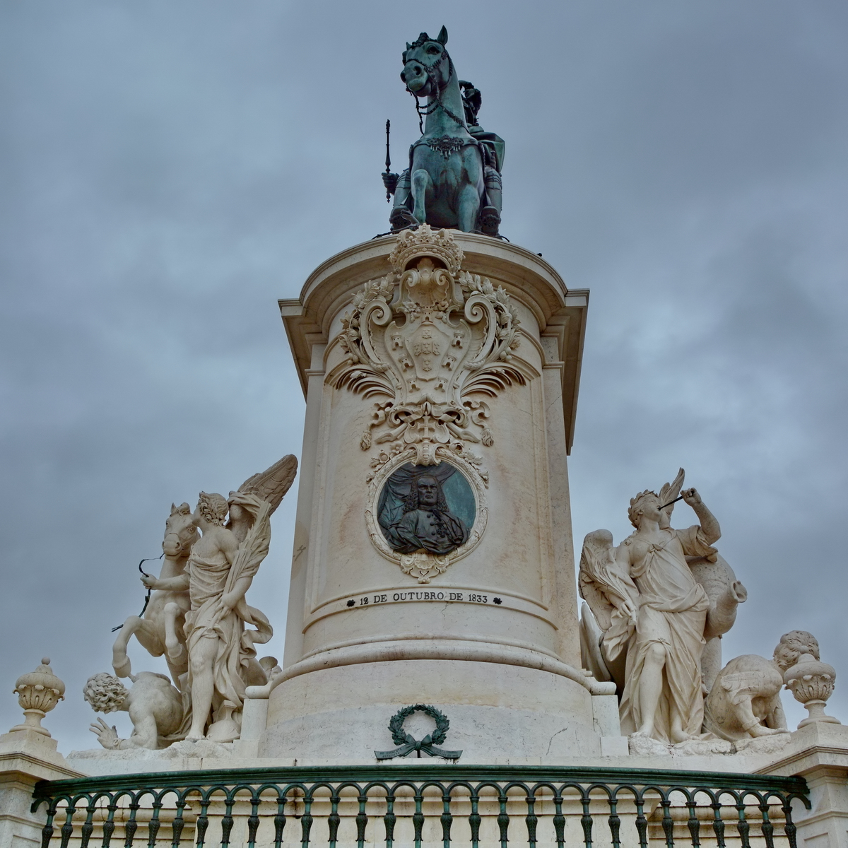Die 1775 entworfene Reiterstatue des ehemaligen Knig von Portugal Jos I. auf dem Handelsplatz (Praa do Comrcio) in Lissabon. (Dezember 2016)