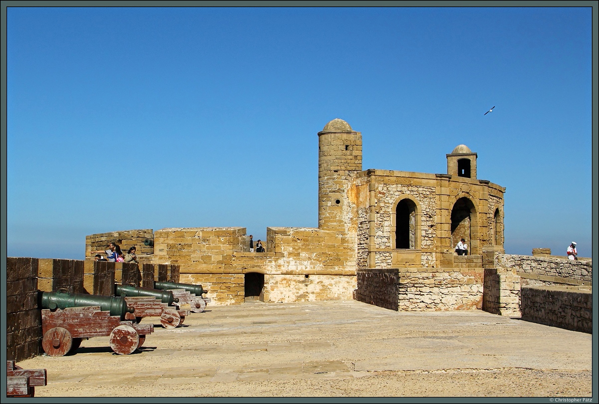 Die im 18. Jahrhundert errichtete Scala de la Kasbah schtzte mit ihren Kanonen die Hafenstadt Essaouira zum Atlantik hin. Hier ist die nrdliche Bastion zu sehen. (Essaouira, 21.11.2015). 