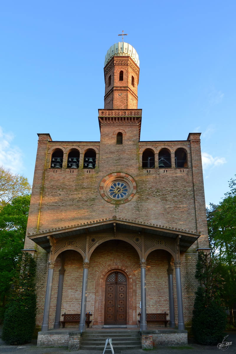 Die 1837 eingeweihte evangelische St. Peter und Paul Kirche auf Nikolskoe nrdlich des Glienicker Parks. (Berlin, April 2018)