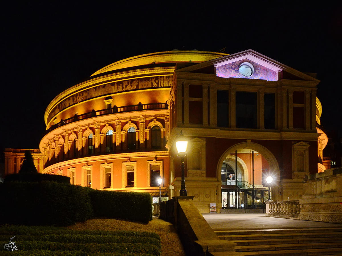 Die 1871 erffnete Royal Albert Hall of Arts and Sciences bei Nacht. (London, September 2013)