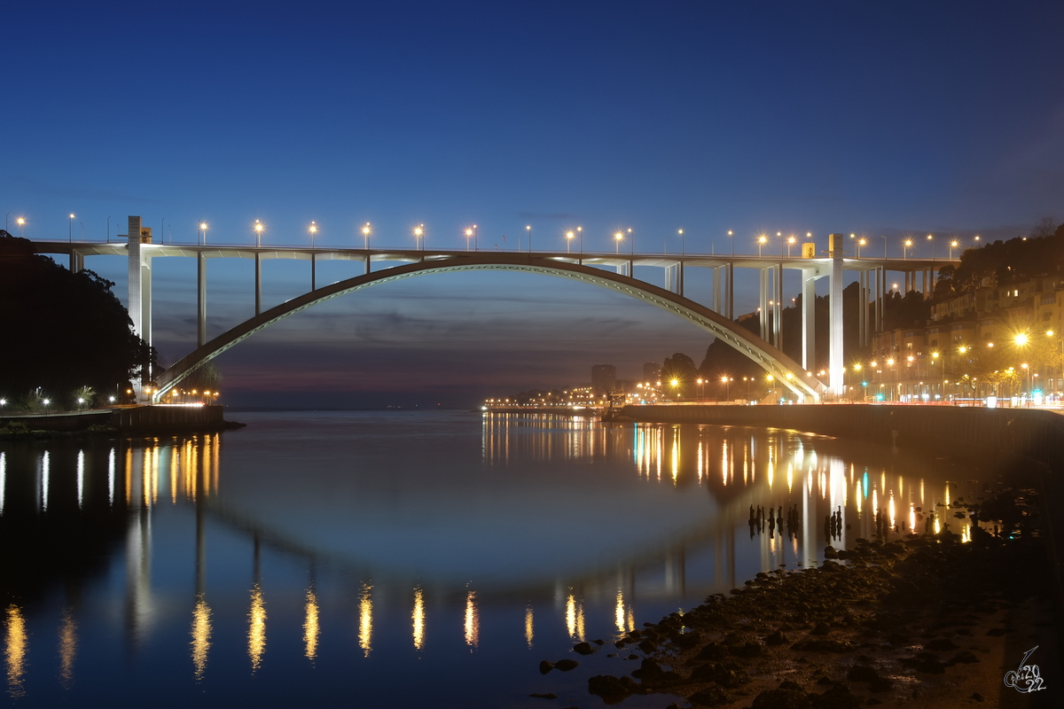 Die von 1957 bis 1963 gebaute Ponte de Arrbida ist eine Autobahnbrcke ber den Douro, welche bei Fertigstellung mit 270 Metern Spannweite die grte Stahlbeton-Bogenbrcke der Welt war. (Porto, Januar 2017)