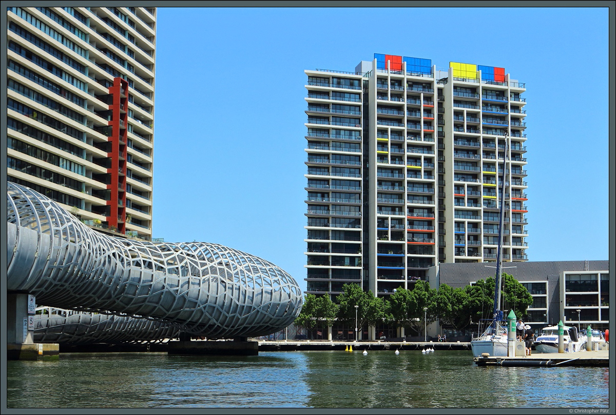 Die 2003 errichtete Fugngerbrcke Webb Bridge in Melbourne verbindet die modernen Wohnhusern am Yarra River mit den Docklands. (29.12.2019)