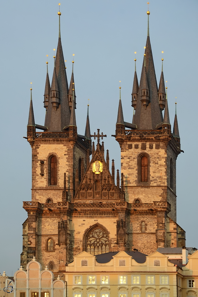 Die 80 Meter hohen Trme der im 14. Jahrhundert erbauten Teynkriche. (Prag, September 2012)